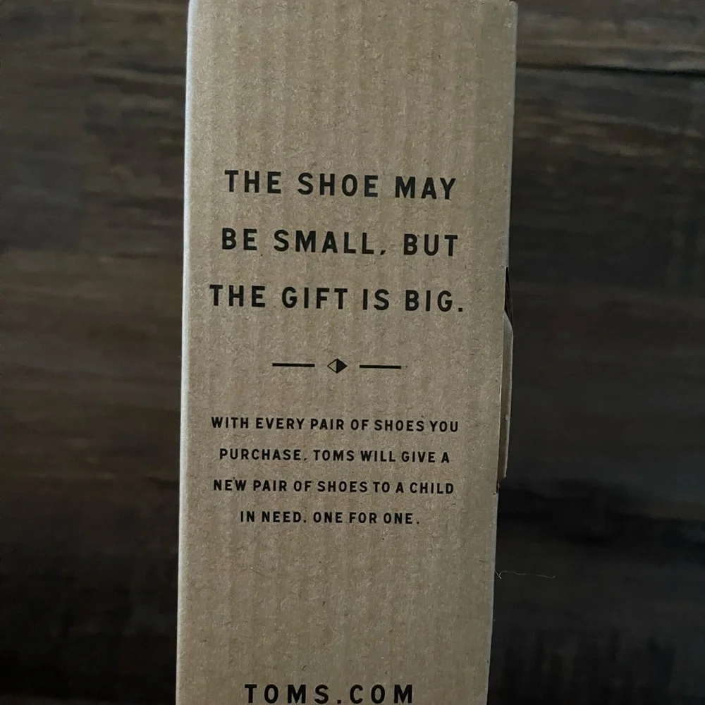 Toms - Picture 3 of 5